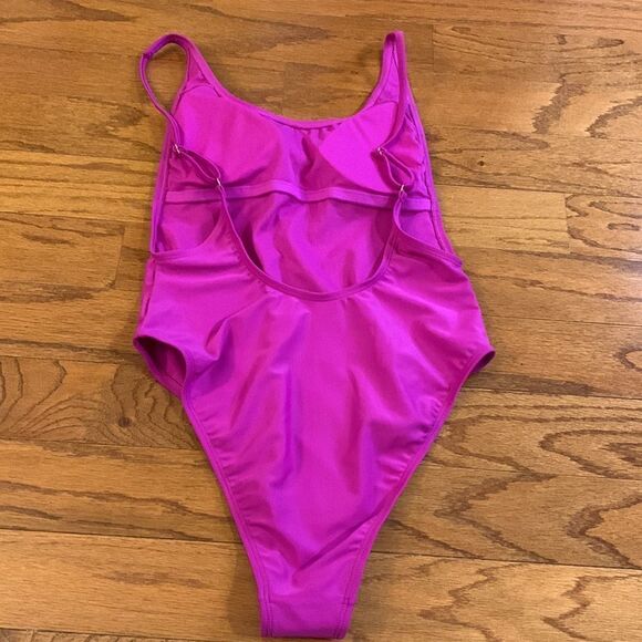 Xhilaration Size Medium NWOT fuchsia one piece swimsuit - Picture 2 of 6